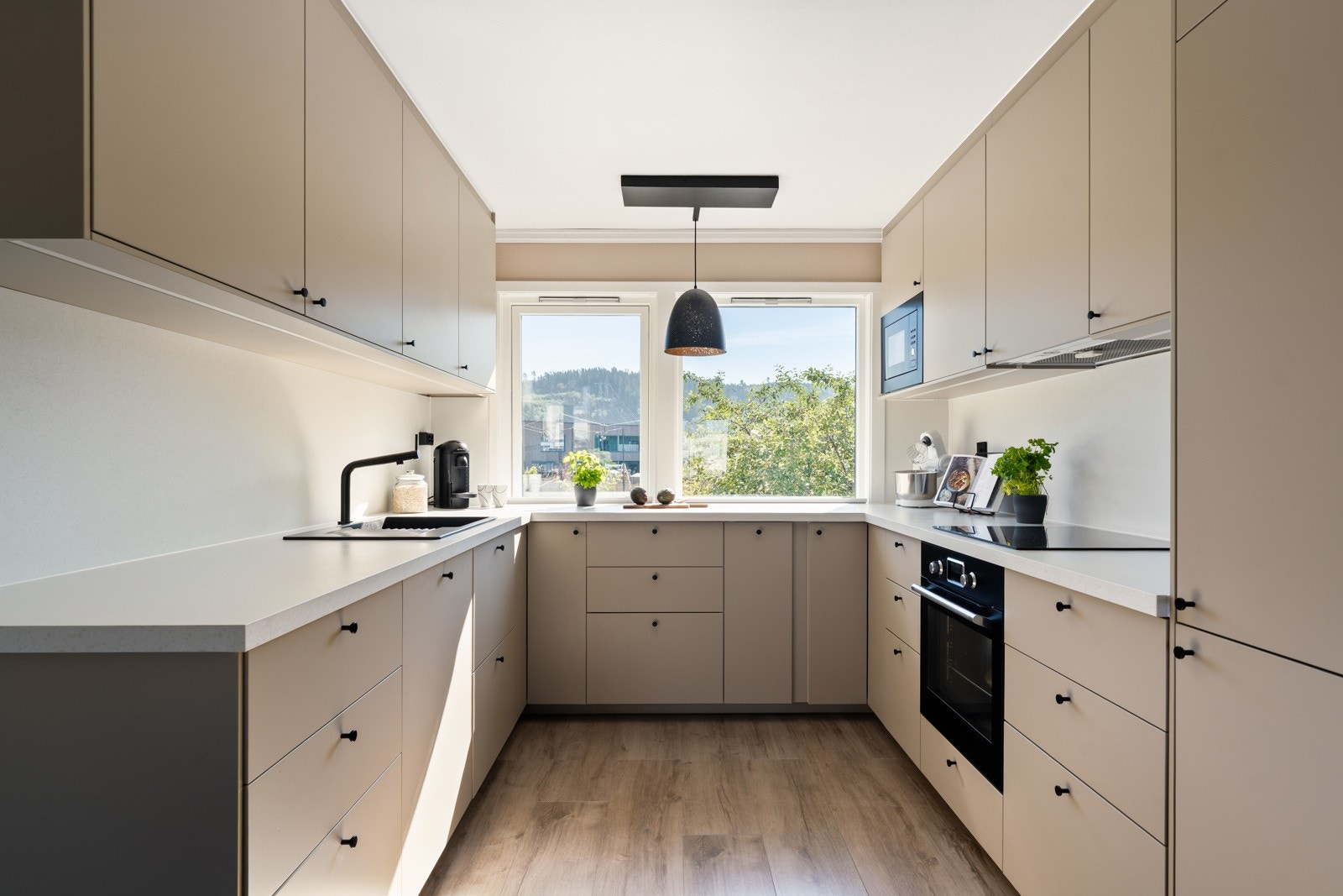 Kjøkkeninnredningen har et tidløst uttrykk med slette fronter og medfølgende hvitevarer i form av oppvaskmaskin, stekeovn, platetopp og kjøleskap/frys. Galleribilde