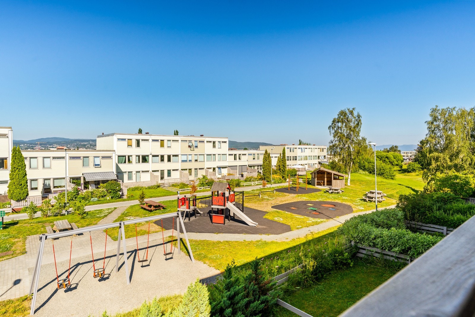 Fra balkongen er det utsikt mot en av borettslagets mange lekeplasser. Galleribilde