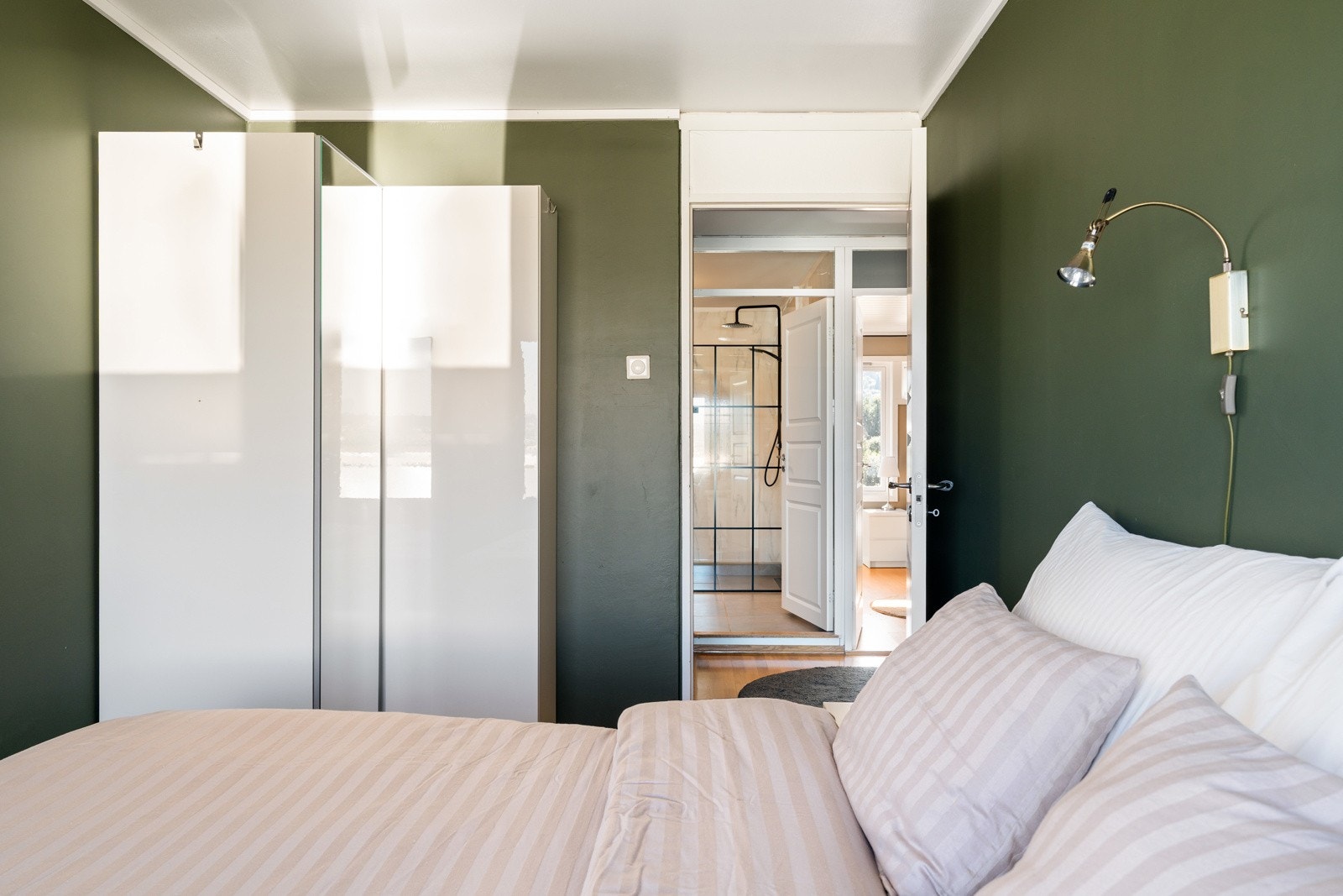 Tar man trappeløpet opp fra stuen ankommer man et gangareal som fordeler seg til 3 soverom, et delikat baderom og en bod på 3,5 kvm. Galleribilde