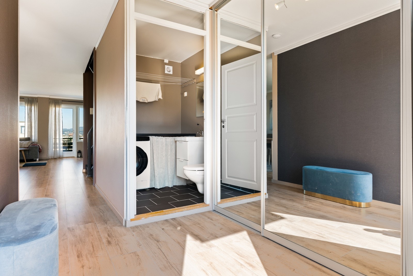 Førsteinntrykket dannes i det du beveger deg over dørstokken. Her ønskes du velkommen av en lys og romslig entré. Galleribilde