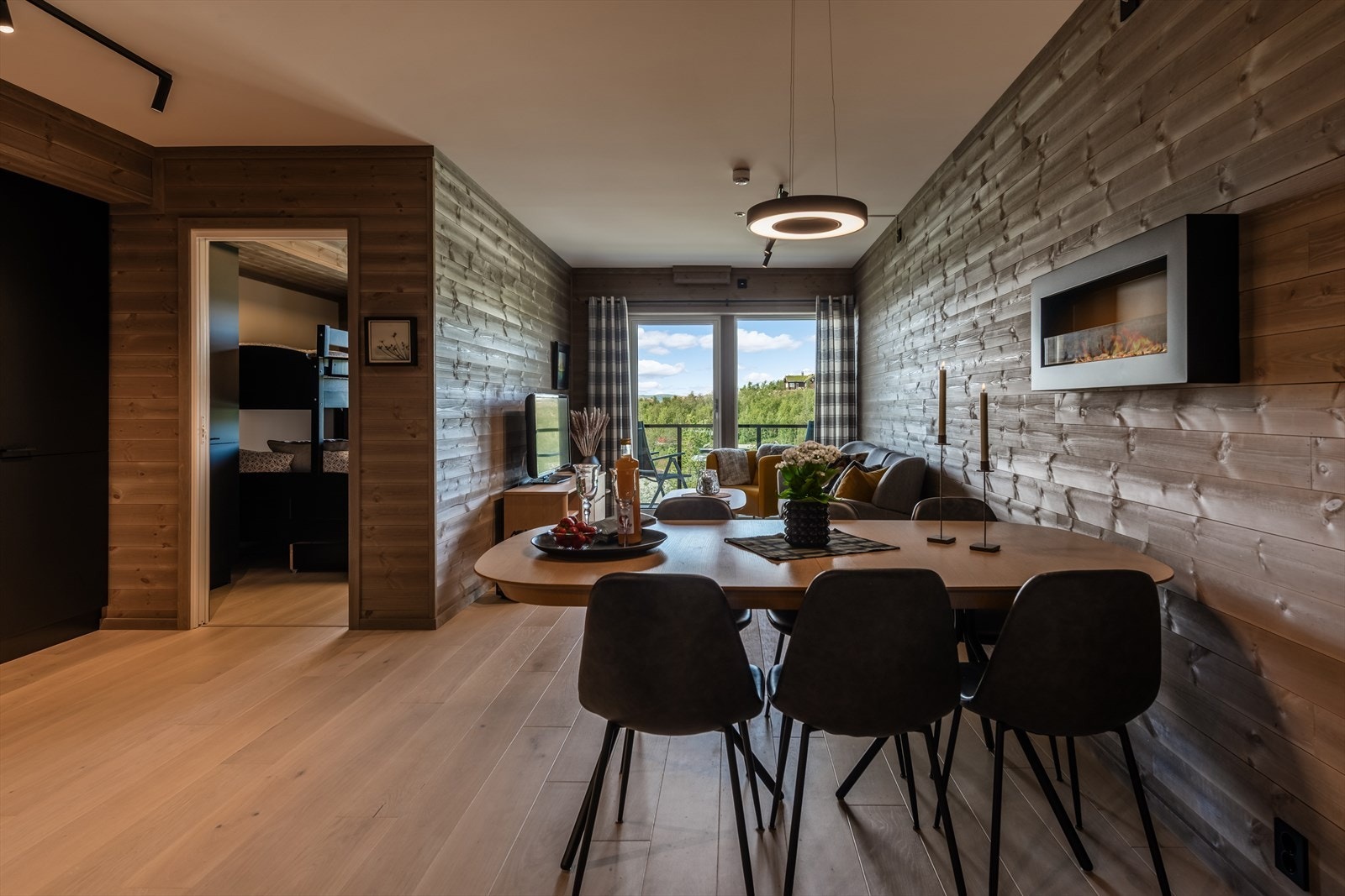 Panelte overflater og parkett på gulv i lune farger. Galleribilde