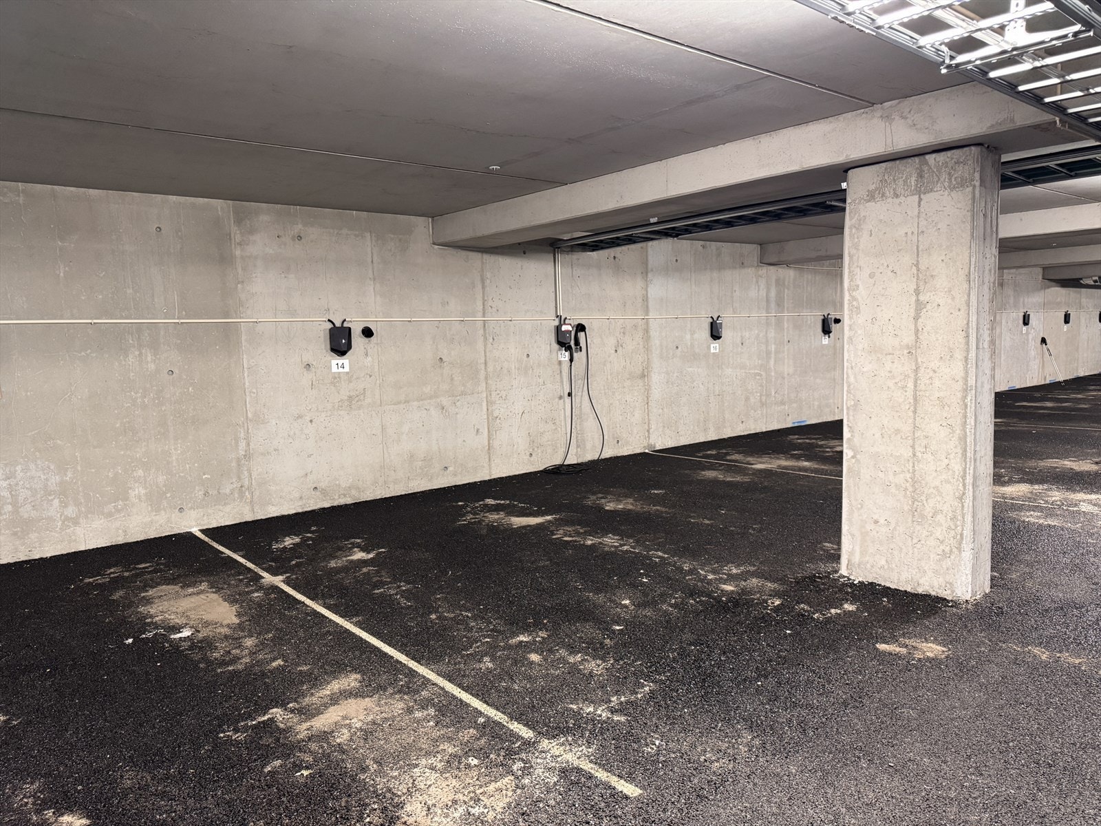 Egen garasjeplass med elbillader. Galleribilde