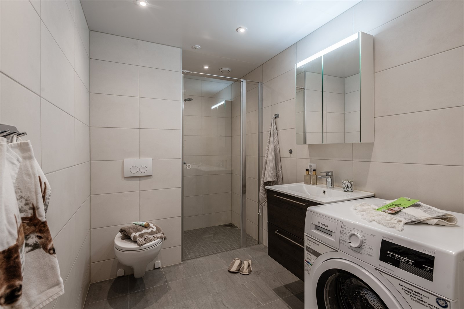 Bad har fliser på gulv og vegger. Galleribilde