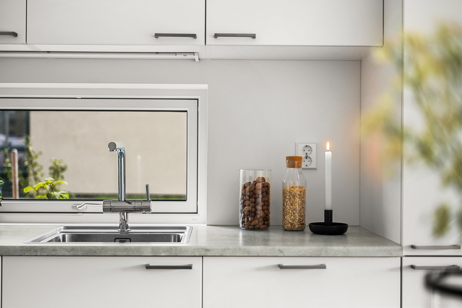 På kjøkkenet får du en lekker løsning med et vindu mellom over- og underskapene, som bidrar til en god atmosfære. Galleribilde