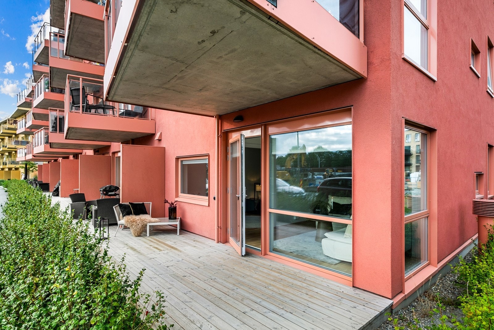 Leilighetens hjørnebeliggenhet byr på generøse vindusflater på både byggets lang- og kortside, som bidrar til rikelig med naturlig lysinnslipp. Galleribilde