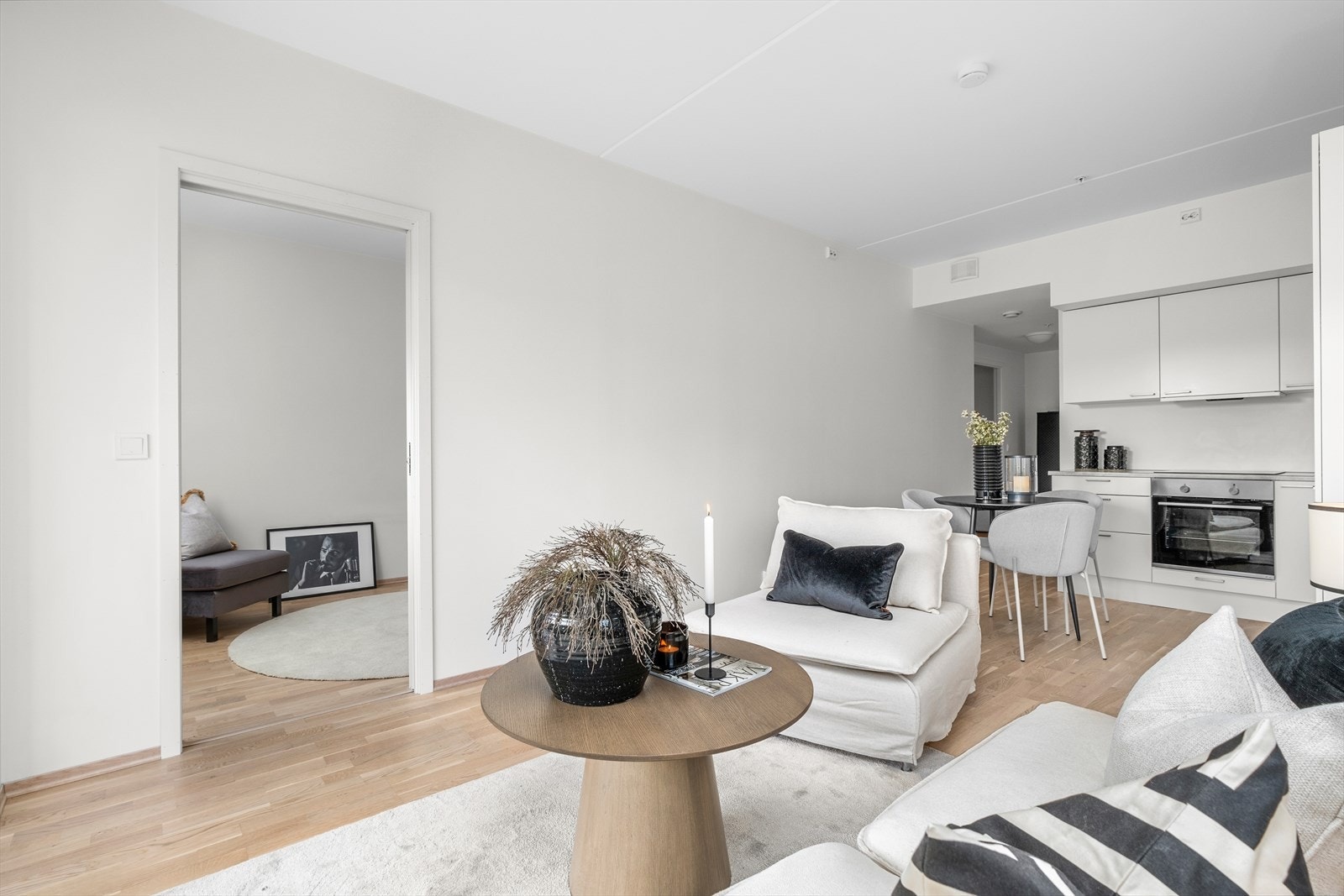 Den åpne løsningen mellom stue- og kjøkken er av god størrelse på 20m². Galleribilde