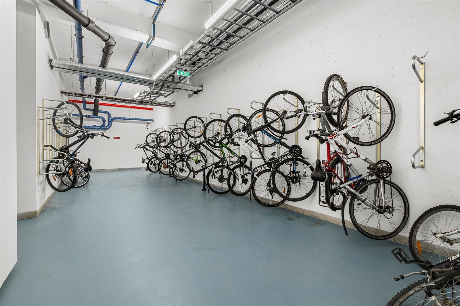 I byggets kjeller finner du felles sykkelparkering med praktisk og plassbesparende oppbevaring av sykler for beboerne. Galleribilde