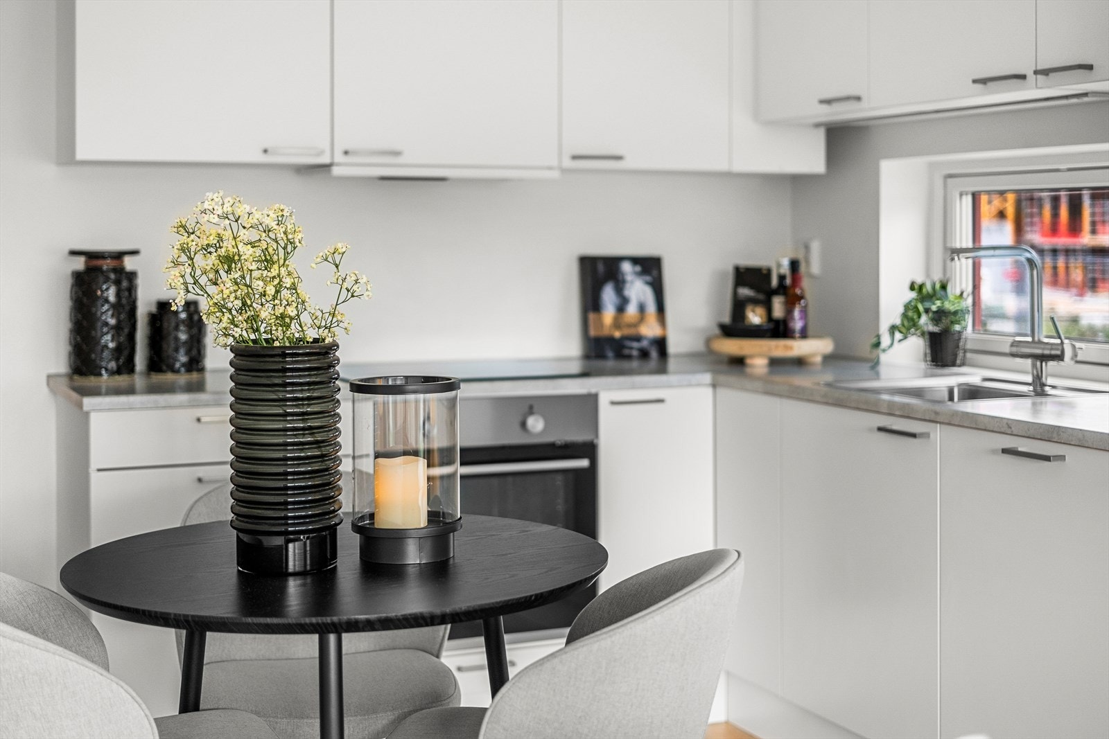 Det er i tillegg etablert både komfyrvakt over stekesonen og lekkasjevakt under skrog med vanninstallasjoner. Galleribilde