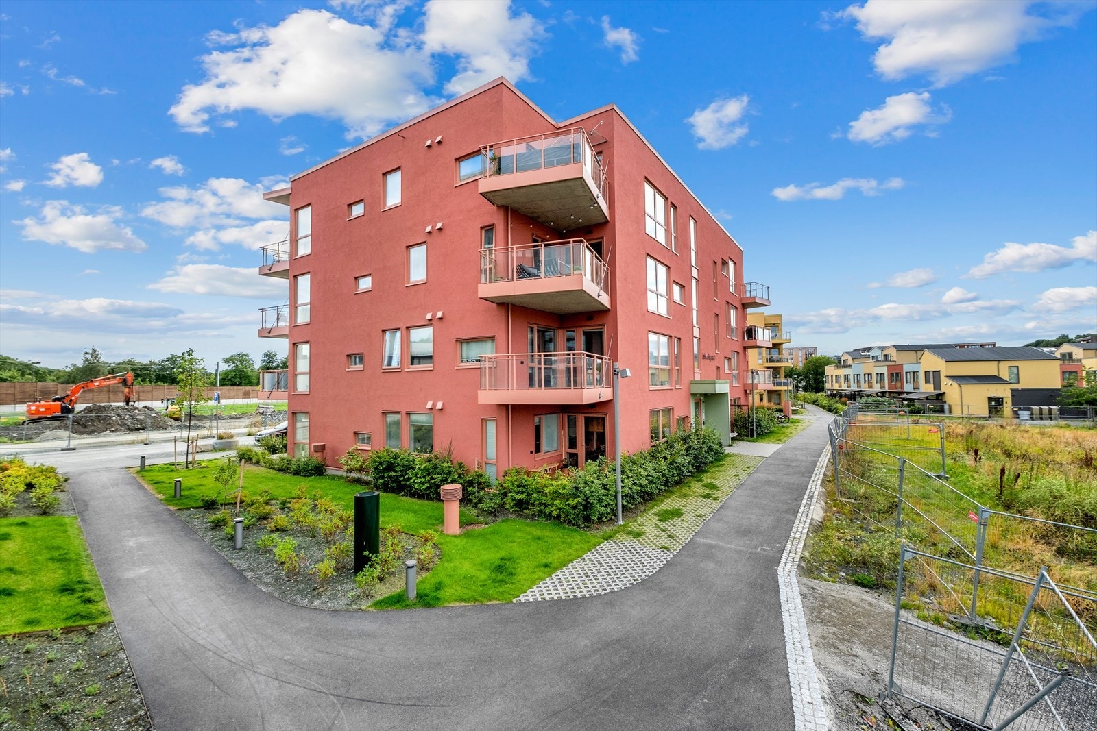 Lilleby er et nyetablert og ekspanderende område som byr på en behagelig og energisk atmosfære. Her bor du med umiddelbar nærhet til "alt" av servicefasiliteter. Galleribilde