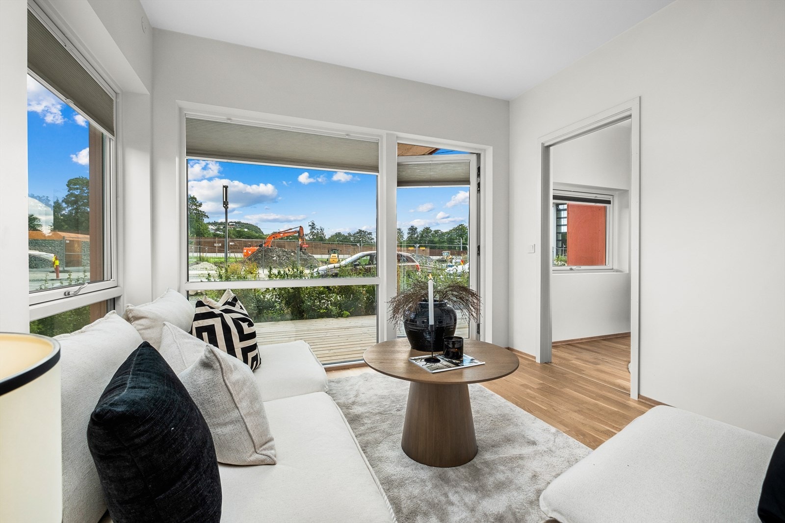 Leiligheten er på totalt 52m² med en åpen stue- og kjøkkenløsning, 2 flotte soverom, direkte utgang fra stue til terrasse på flotte 15m², flislagt bad og en romslig entre. Galleribilde