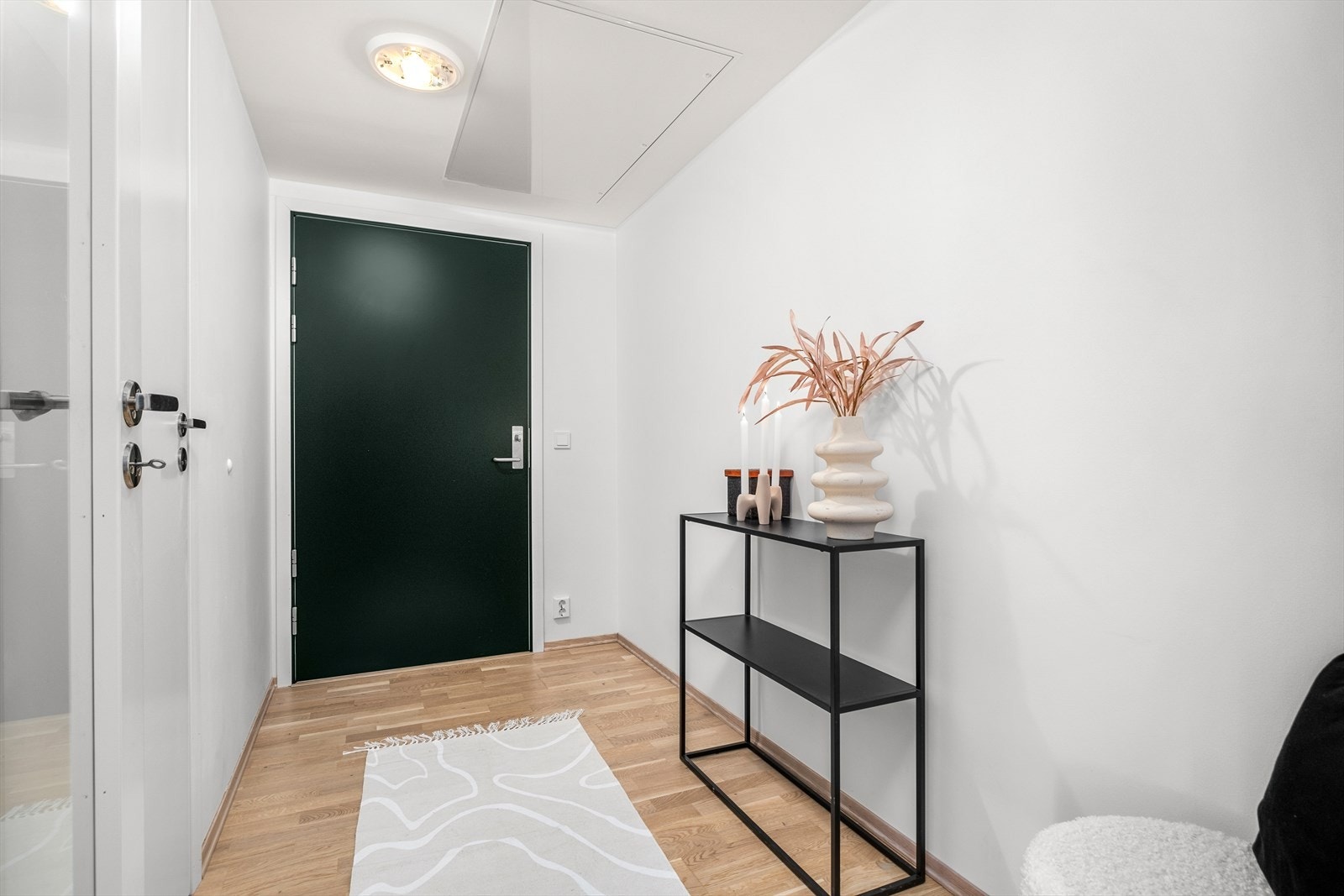 Entréen er på 5m² i tilknytning til en mellomgang på 4m². Her får du gode muligheter for oppbevaringsløsninger for sko og yttertøy. Galleribilde