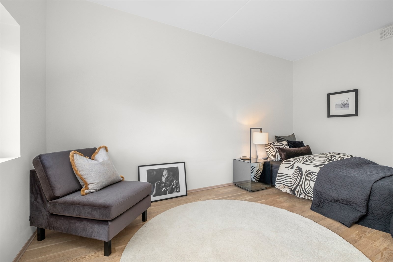 Leilighetens største soverom er på romslige 11m² og ligger i tilknytning til stue- og kjøkken. Galleribilde