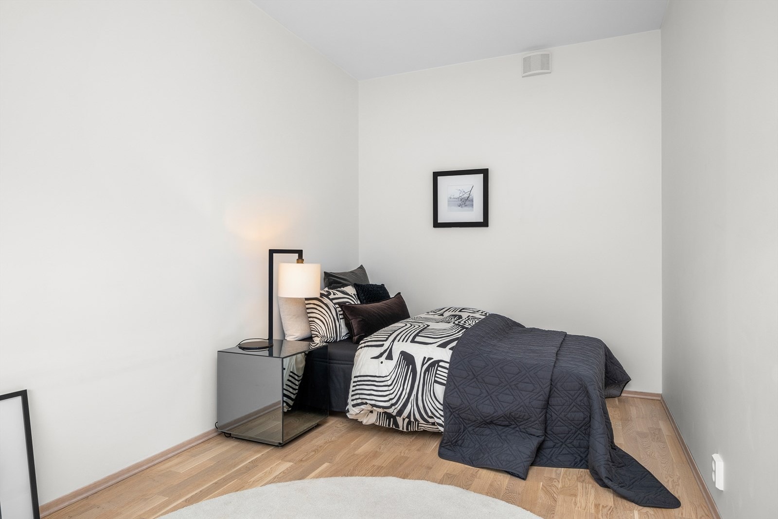 Leilighetens gode planløsning byr på en praktisk løsning, hvor soverommene er på hver sin side av leiligheten. Galleribilde