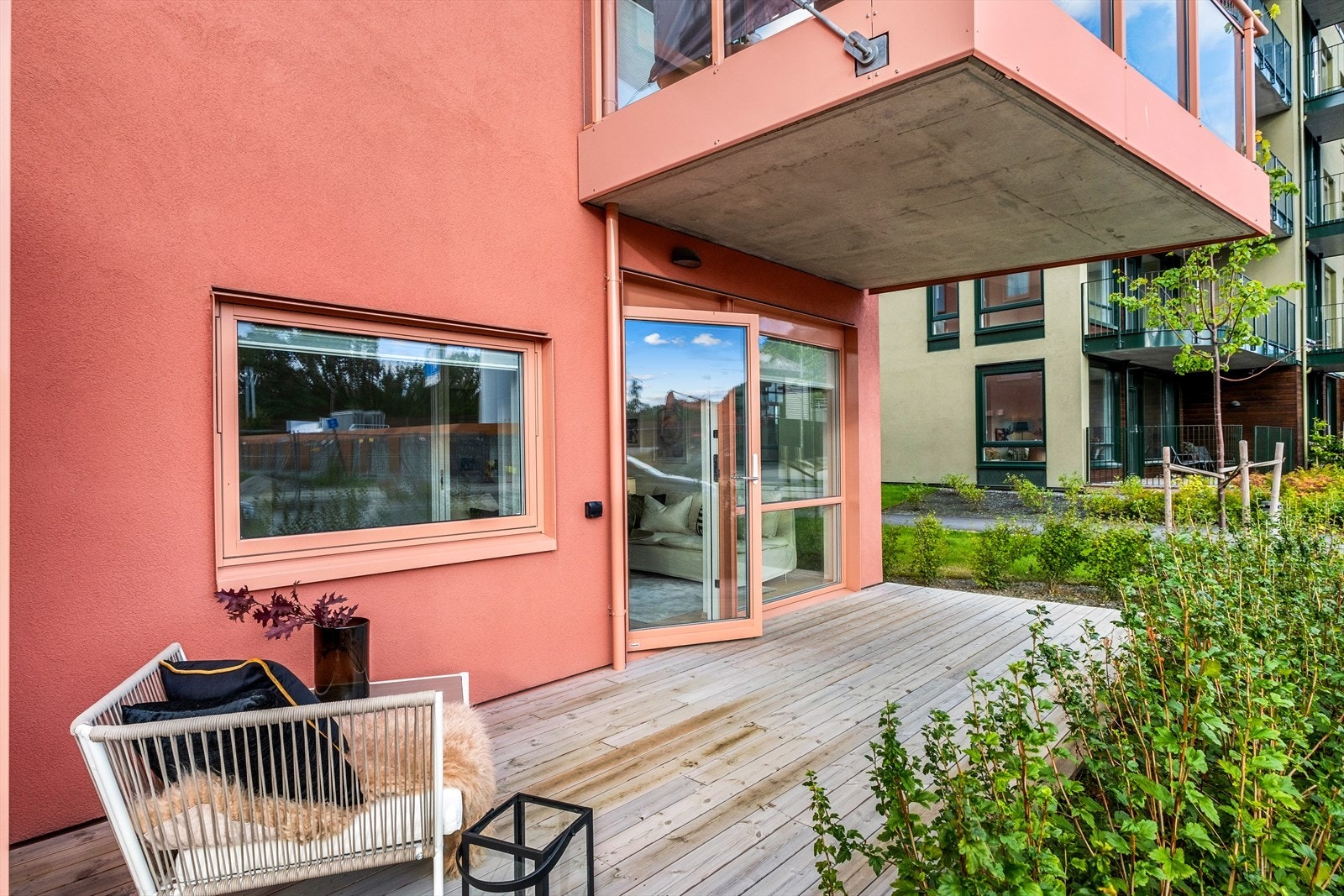 Den private markterrassen er av god størrelse på 15m² og ligger i tilknytning til stuen. Terrassen er praktisk delvis overbygd og ligger sørvendt med gode solforhold. Galleribilde