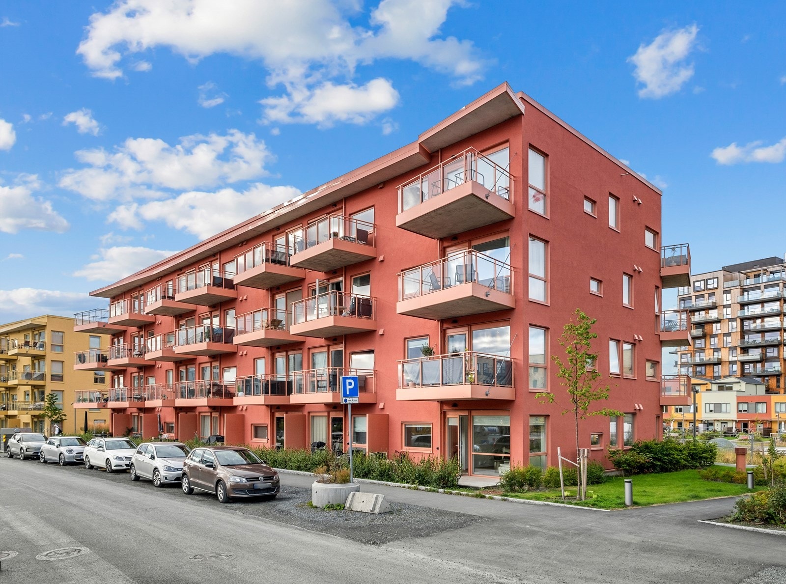 Parkering iht. gjeldende bestemmelser i gate på Lilleby. I området på Lilleby er det flere soner med 2 timers gratis parkering etter skilting langs gatene. Galleribilde