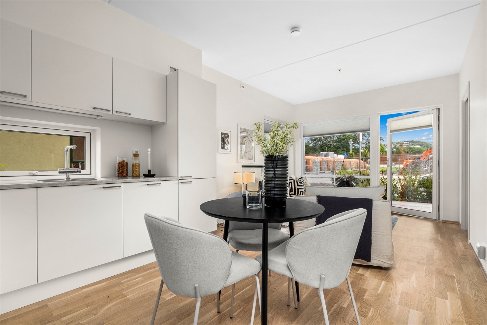 Lave månedlige felleskostnader som inkluderer blant annet TV/internett, privat bod, vaktmestertjenester og diverse vedlikehold av fellesarealer. Galleribilde