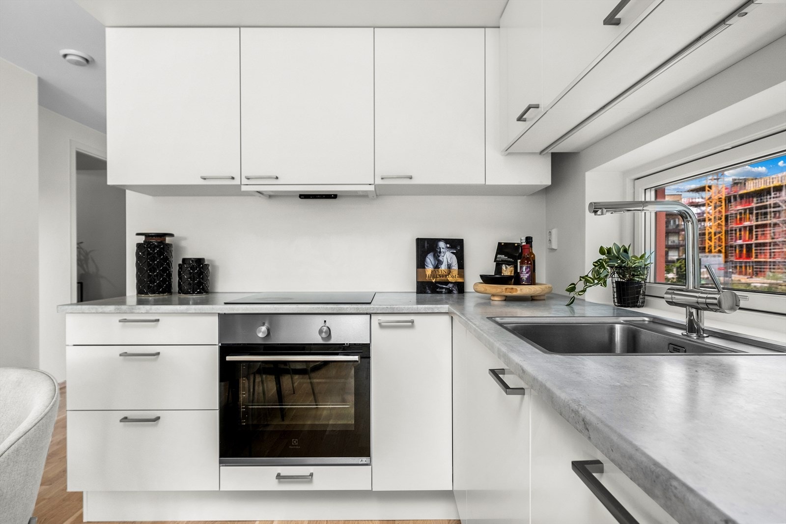 Kjøkkenet har praktisk hjørneløsning som gir rikelig med oppbevaringsplass i både over- og underskap, samt rikelig med benkeplass. Galleribilde