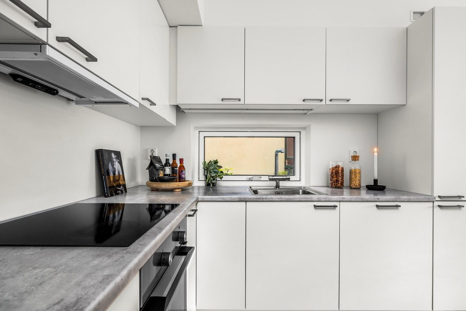 På kjøkkenet medfølger det integrerte hvitevarer som stekeovn, oppvaskmaskin, platetopp, ventilator over stekesone og kombiskap. Galleribilde