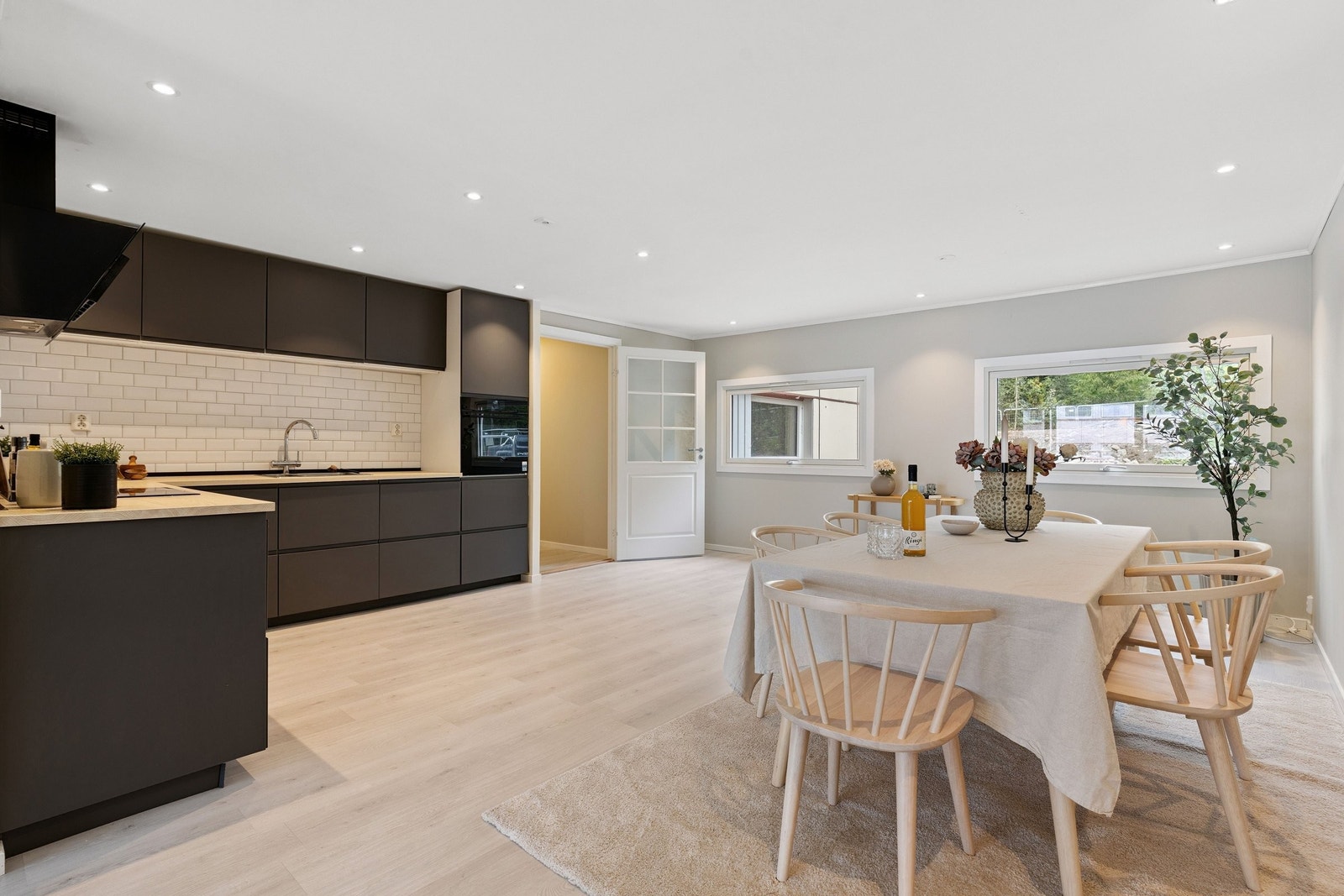 Stort kjøkken/spisestue Galleribilde