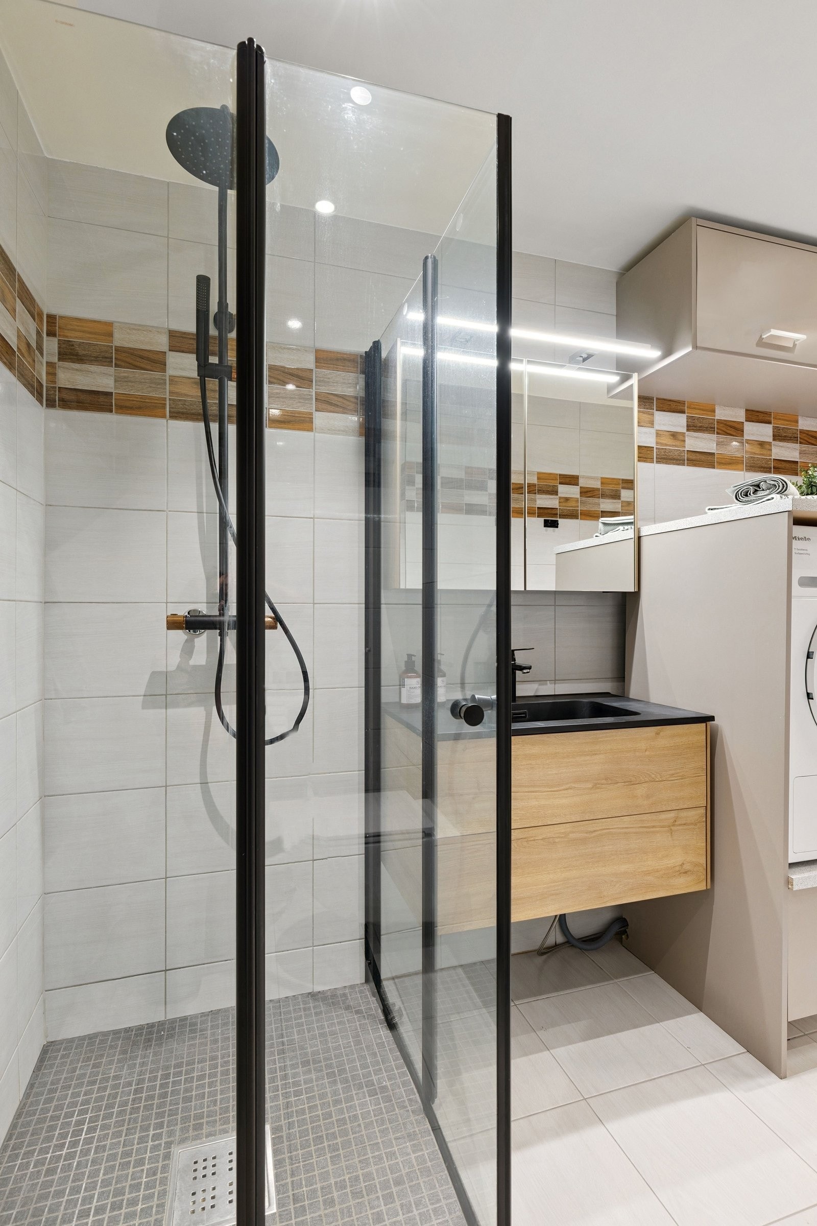 Bad med dusj og WC Galleribilde