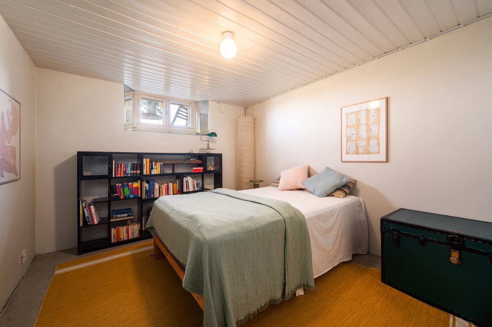 Rom i kjelleren som brukes som soverom. Galleribilde