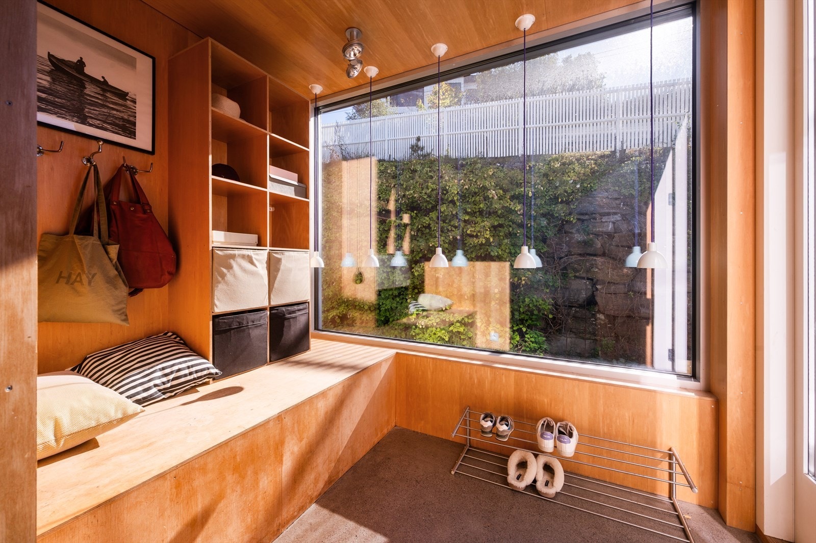 Stor og flott entré med masse lys fra store vindusflater og masse oppbevaringsplass. Galleribilde