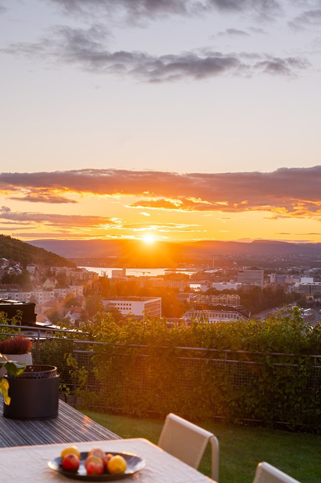 Eiendommen tilhører bydel Nordstrand, som har et rikt idretts- og foreningsliv, samt kort vei til fasiliteter i nærliggende bydeler. Galleribilde