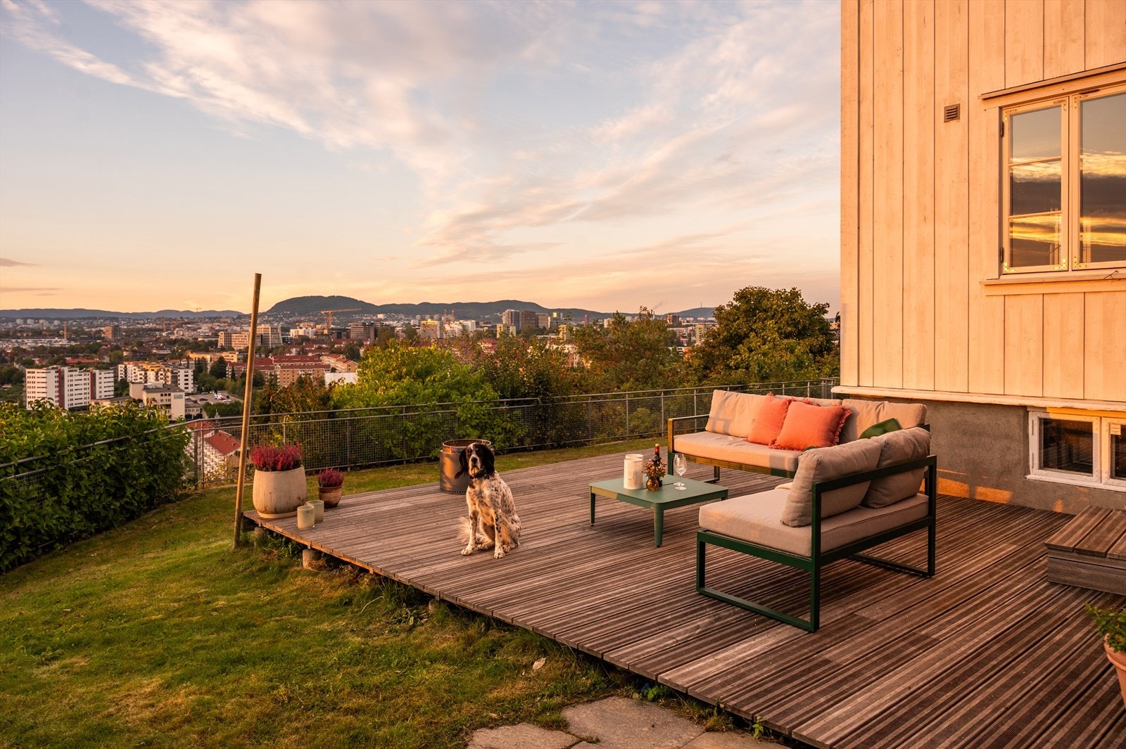 Eiendommen byr på flotte solforhold gjennom hele dagen, perfekt for hyggelige stunder med familie, venner og firbeinte. Galleribilde