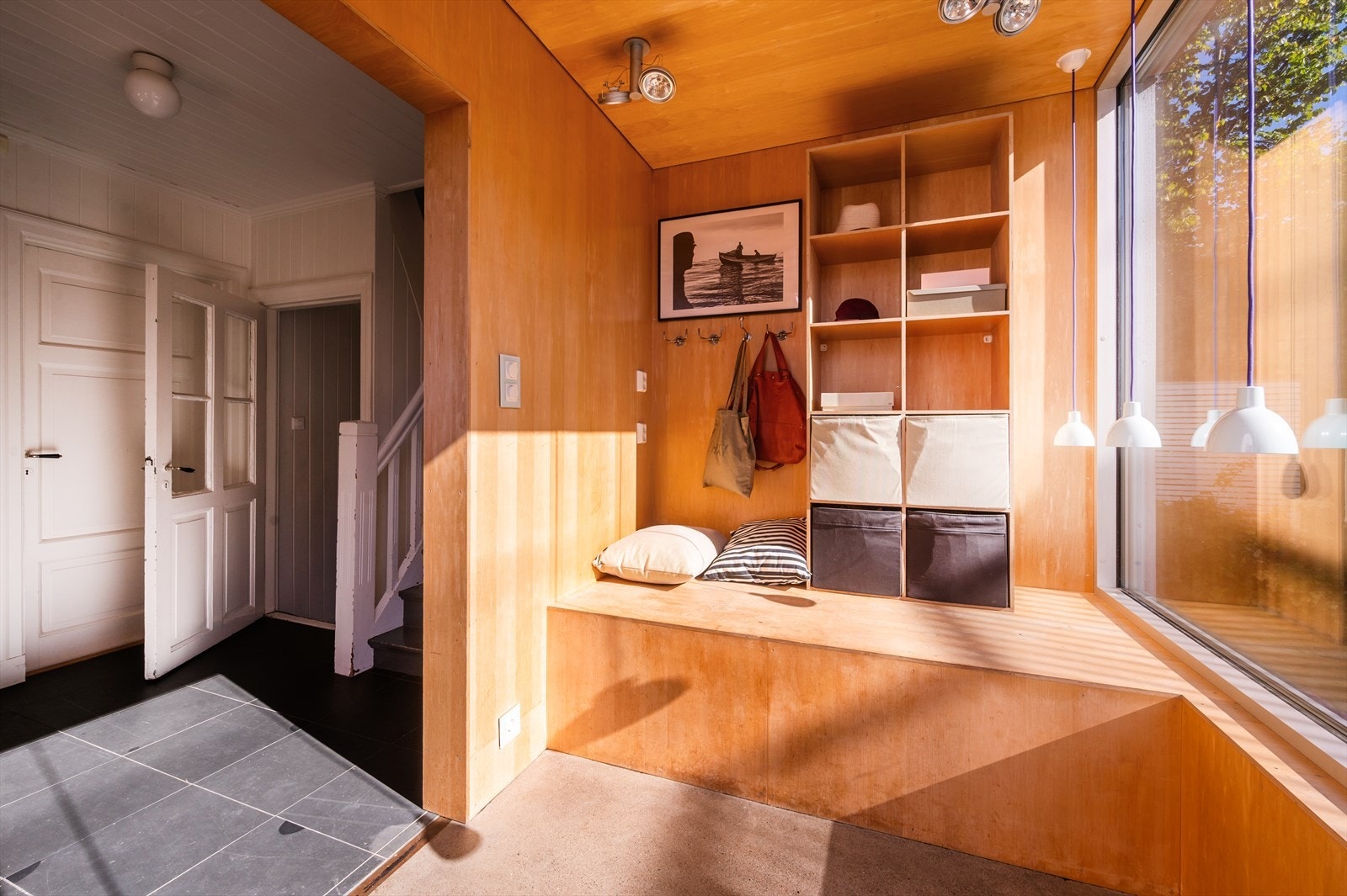 I gangen har man god plass til å henge fra seg yttertøy og sette fra seg sko. Galleribilde