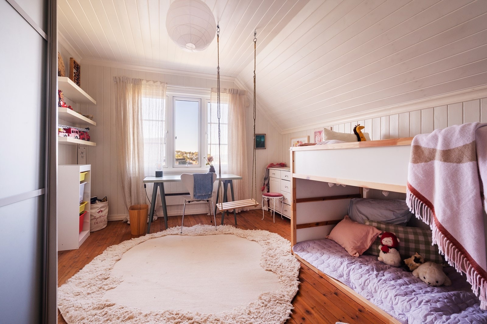 Boligen har fine, lyse og romslige soverom. Galleribilde