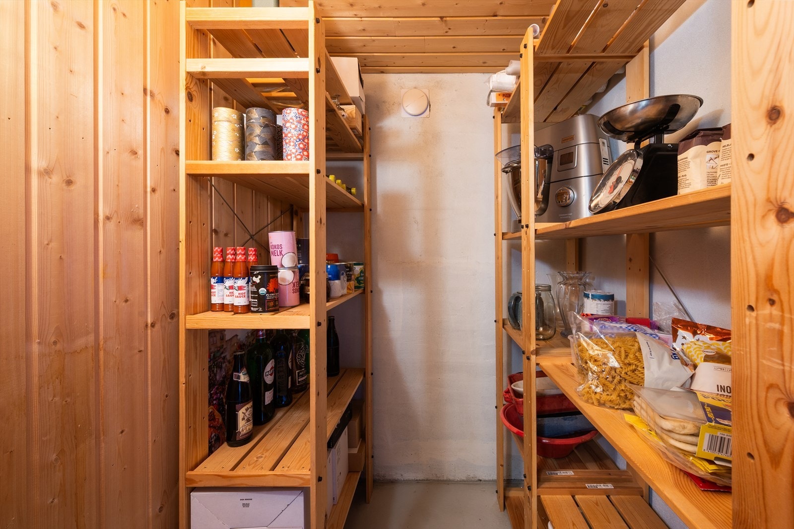 Det er masse lagringsplass i boligen. Galleribilde