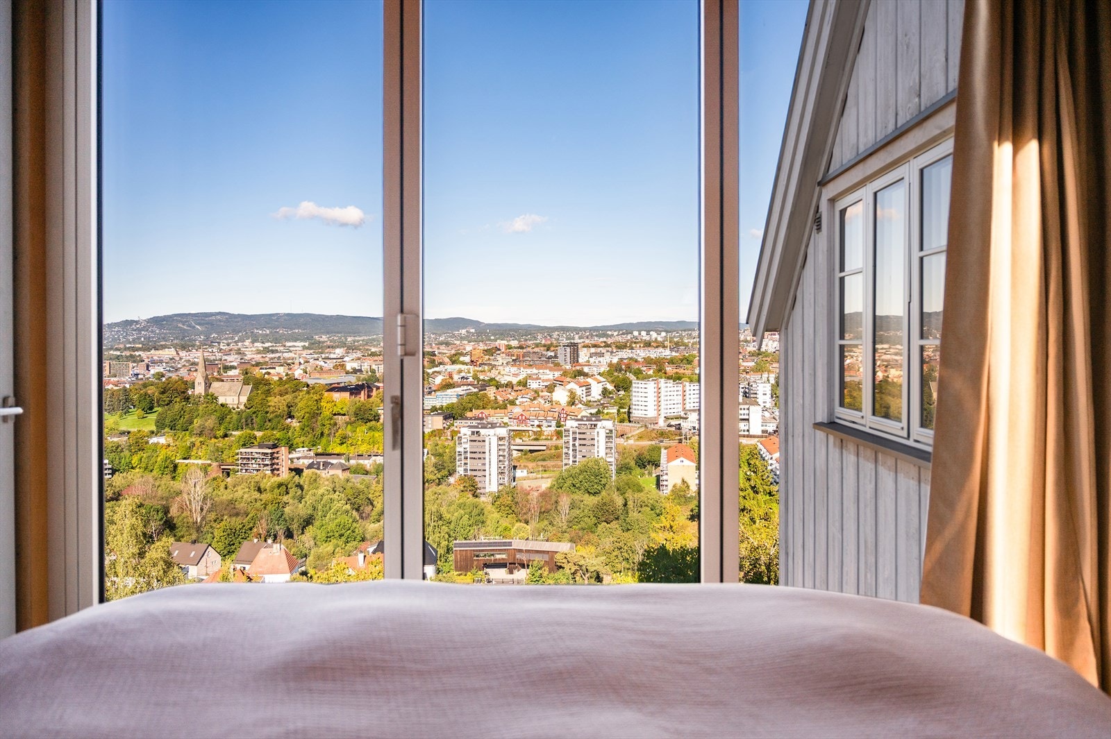 De romslige vindusflatene slipper inn rikelig med lys og åpner opp for den vakre utsikten rett fra soverommet. Galleribilde