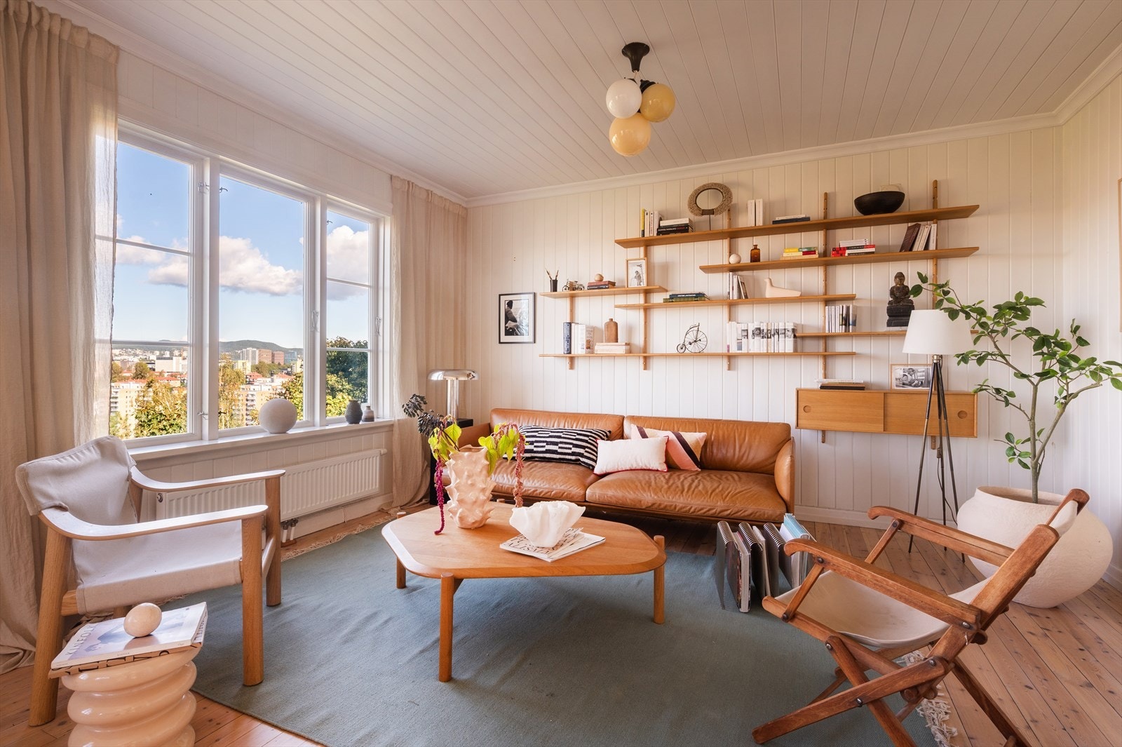 Stuen har masse sjarm og godt med lysinnslipp med store vindusflater. Galleribilde