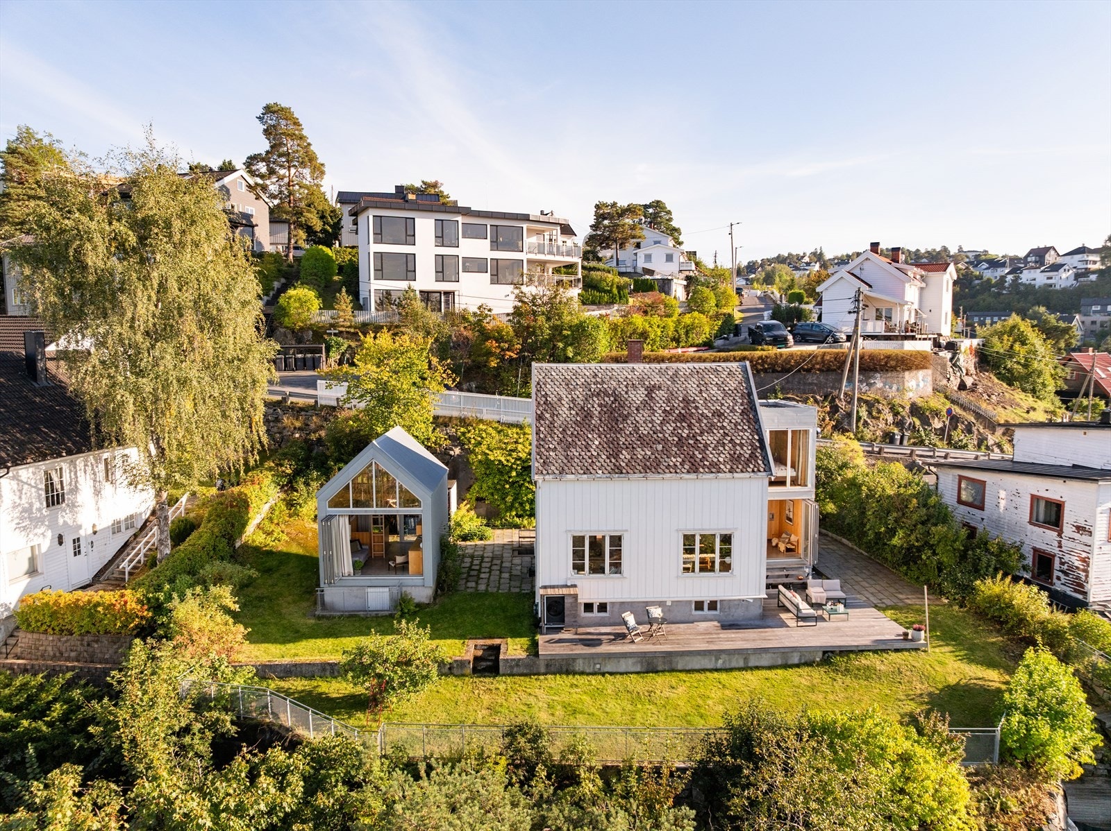 Eiendommen liggger i et trafikkskjermet villaområde med kort vei til friområder, kollektivtransport og servicetilbud. Galleribilde