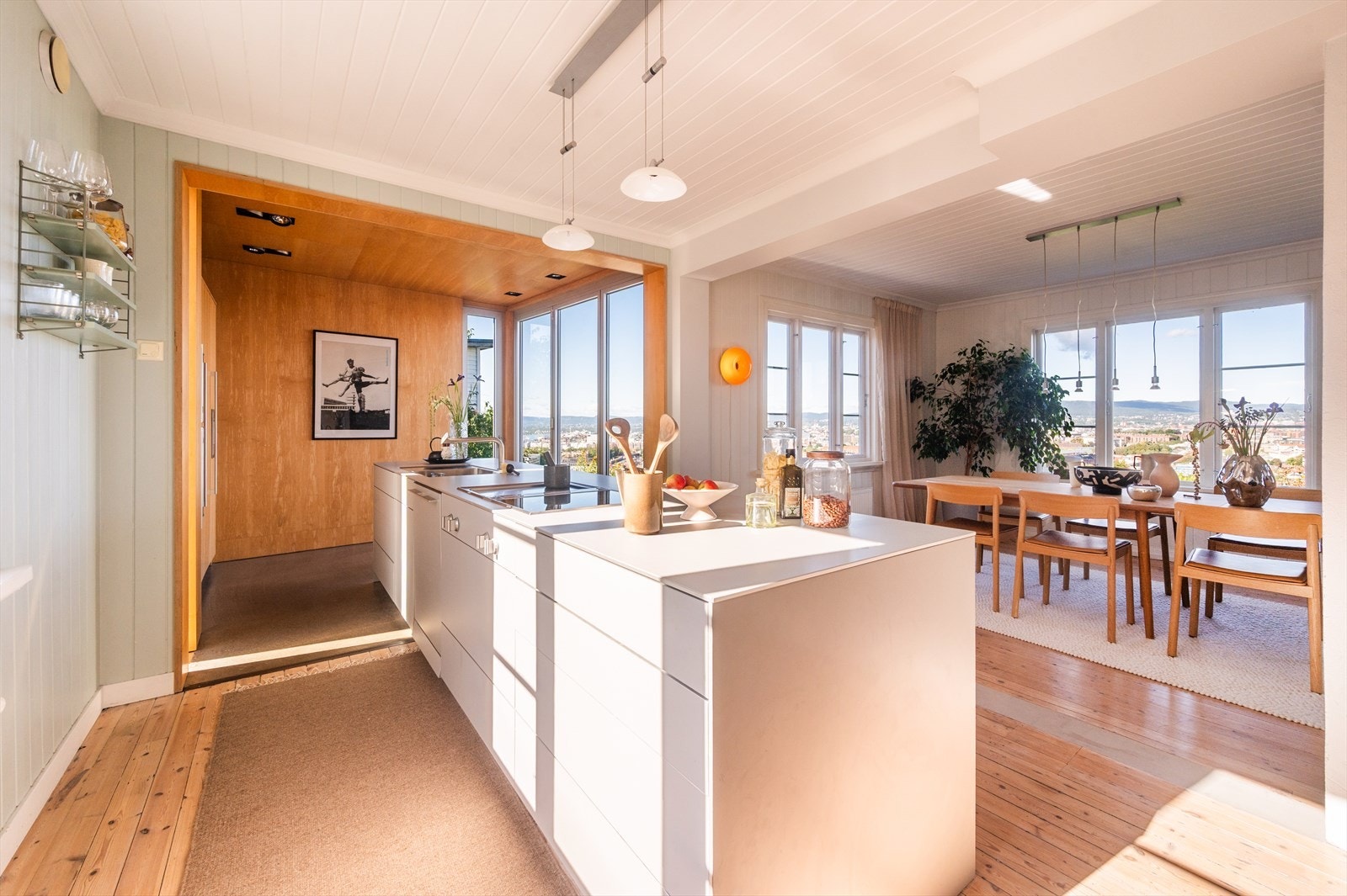 Et flott og påkostet Bulthaup-kjøkken med integrerte hvitevarer fra Gaggenau. Den åpne løsningen mot spisestuen gir en herlig romfølelse og gjør dette til et naturlig samlingspunkt i boligen. Galleribilde