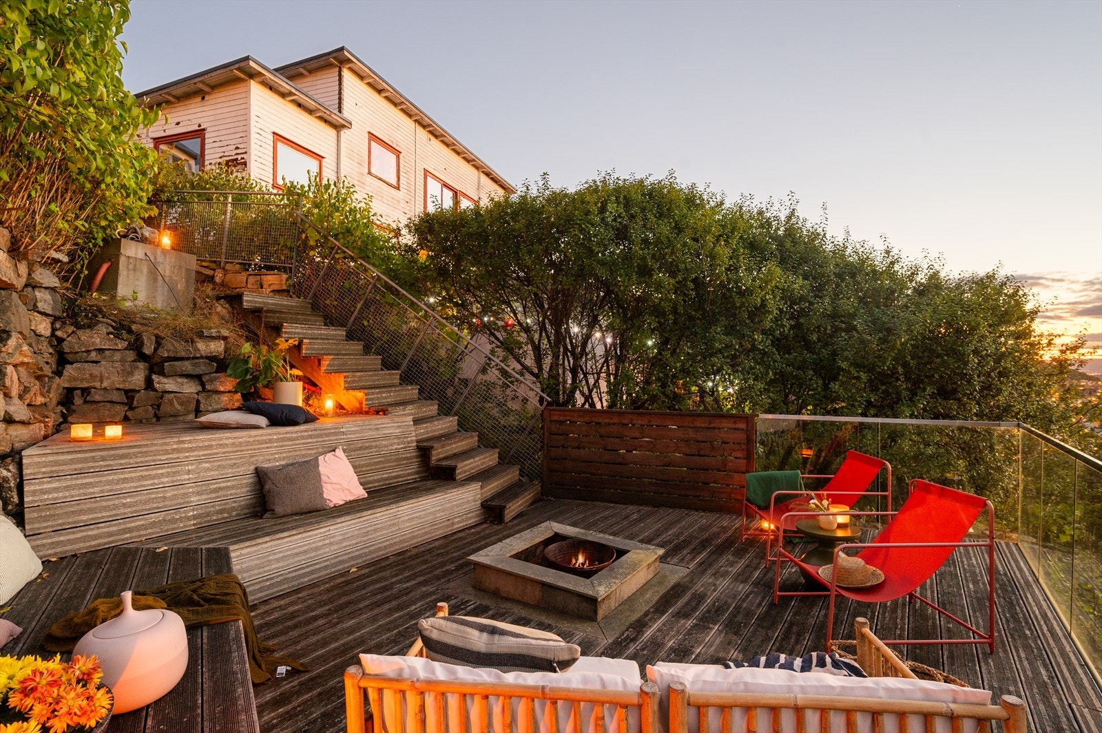 Herlig stemning på terrassen som ligger på nedsiden av boligen. Galleribilde