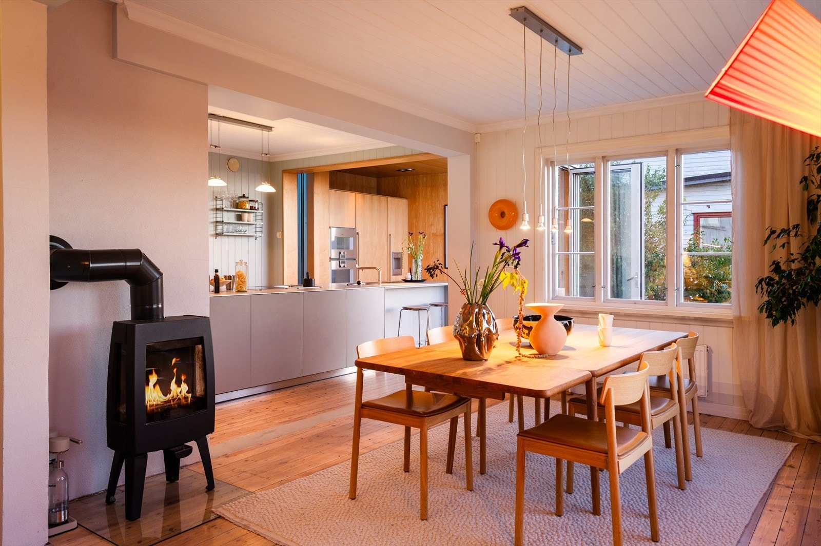 Peis i spisestuen sørger for en stemningsfull atmosfære, og er godt å ha på kaldere dager. Galleribilde