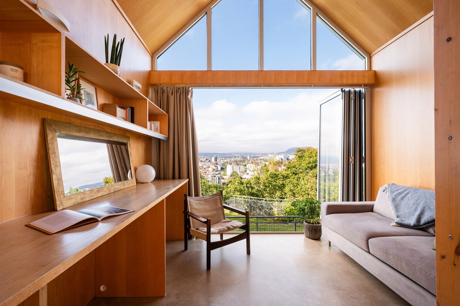 Foldbare vinduer gir annekset en unik kontakt med det fri. Galleribilde