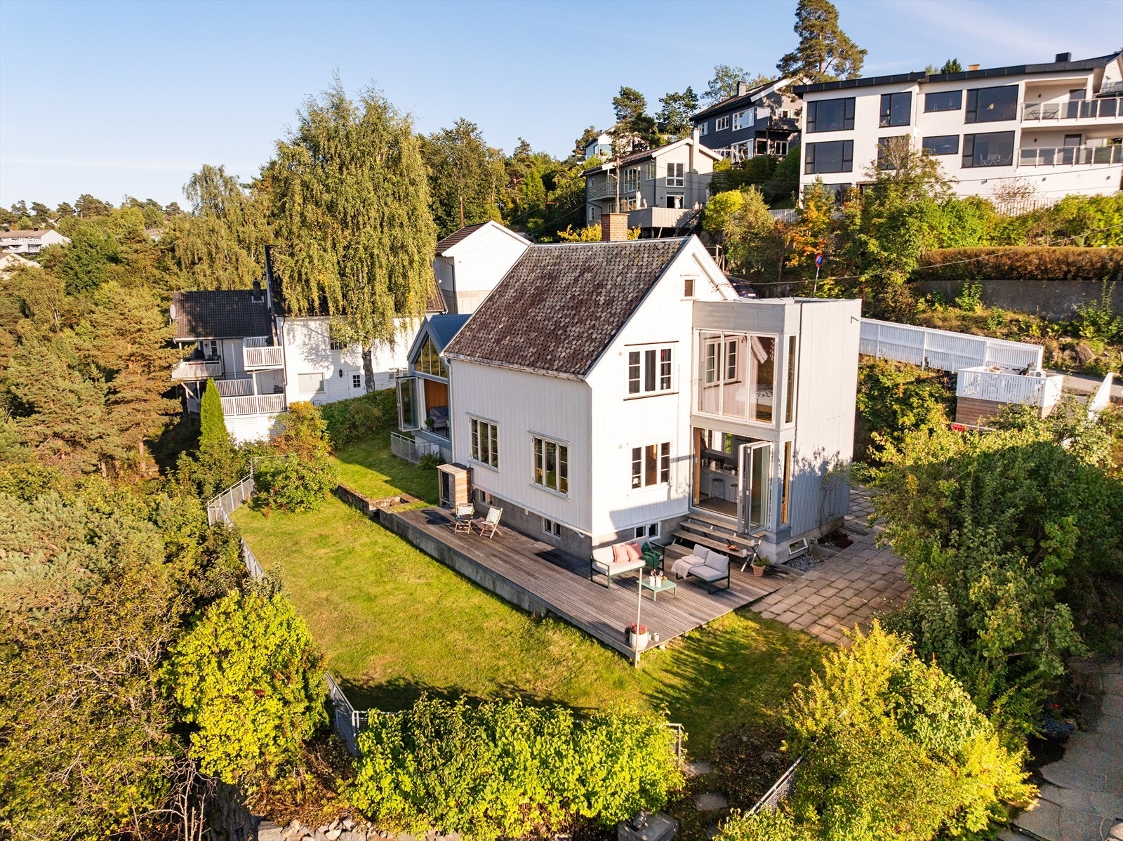 Unik mulighet! Rålekker enebolig over 3 etasjer, sjeldent flott vidstrakt utsikt over hele byen, store utearealer, terrasser og anneks med mulighet til utleie. Galleribilde