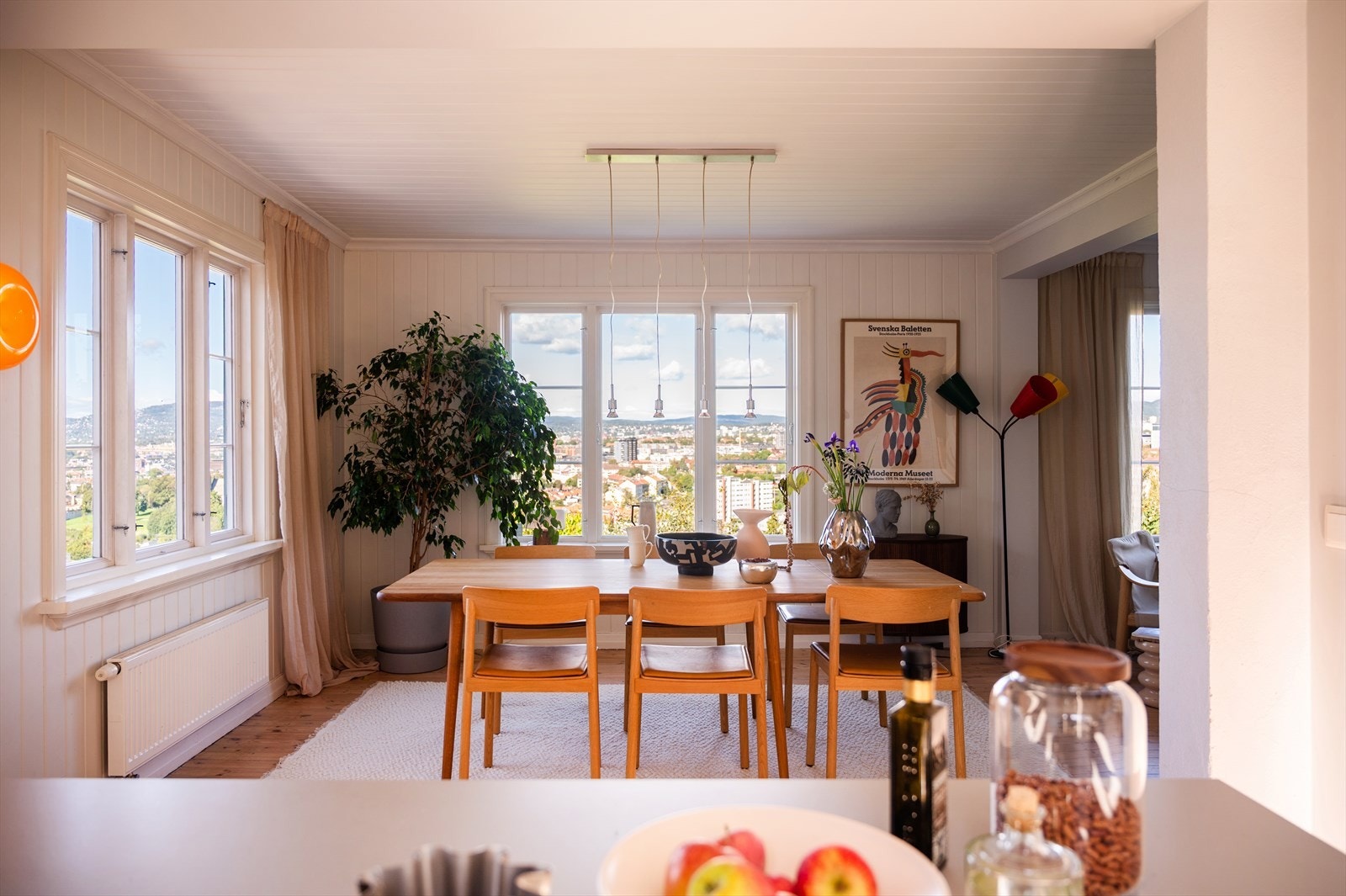 Her har man stor plass til spisebord hvor du kan invitere venner og familie til hyggelige sammenkomster. Galleribilde