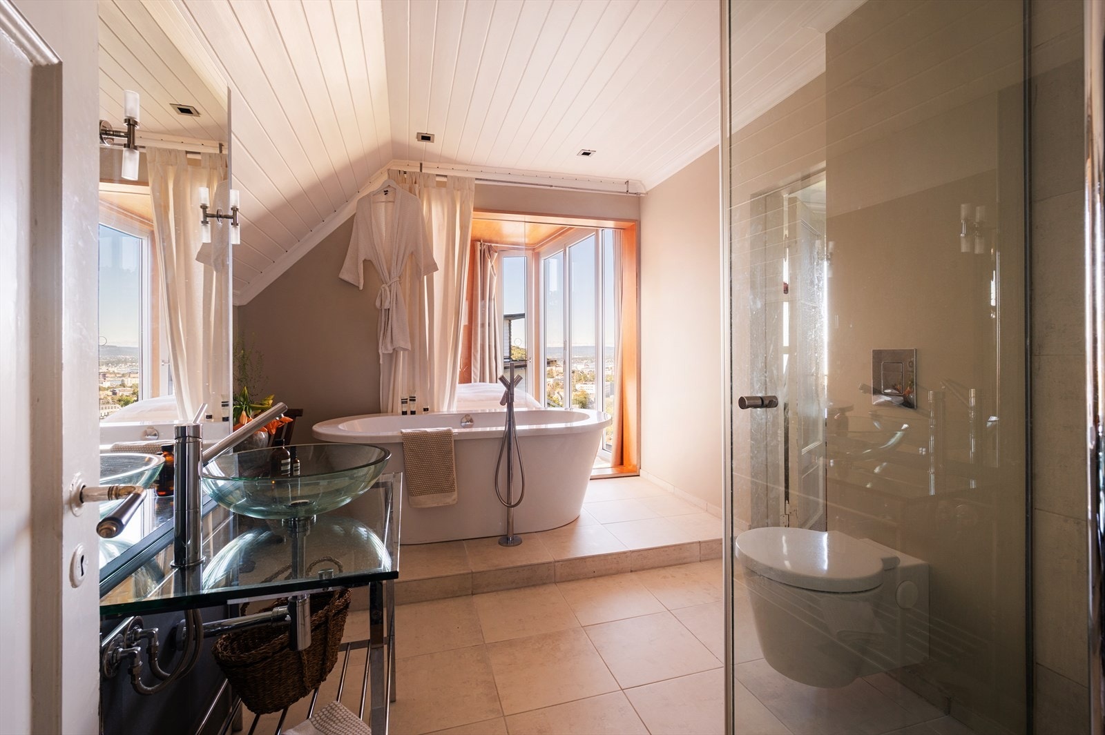 Lekkert baderom med tidsriktig design og gulvvarme. Galleribilde