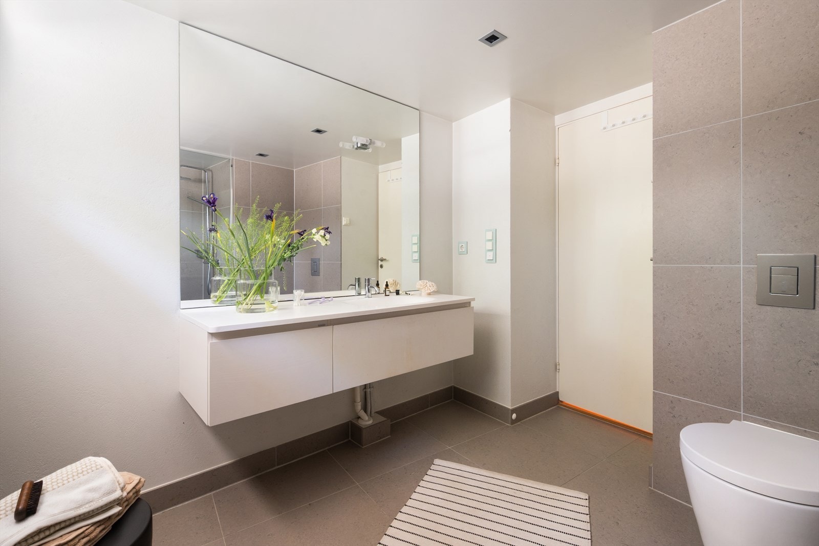 60x60 Gulvflis. Rommet er innredet med vegghengt baderomsinnredning på ca. 150 cm, med innfelt servant, skuffeløsning og speilfelt på ca. 150x130 cm. Galleribilde