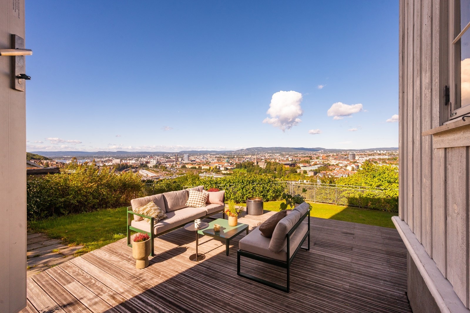 Terrasse som kombinerer gode solforhold og vakker utsikt. Galleribilde