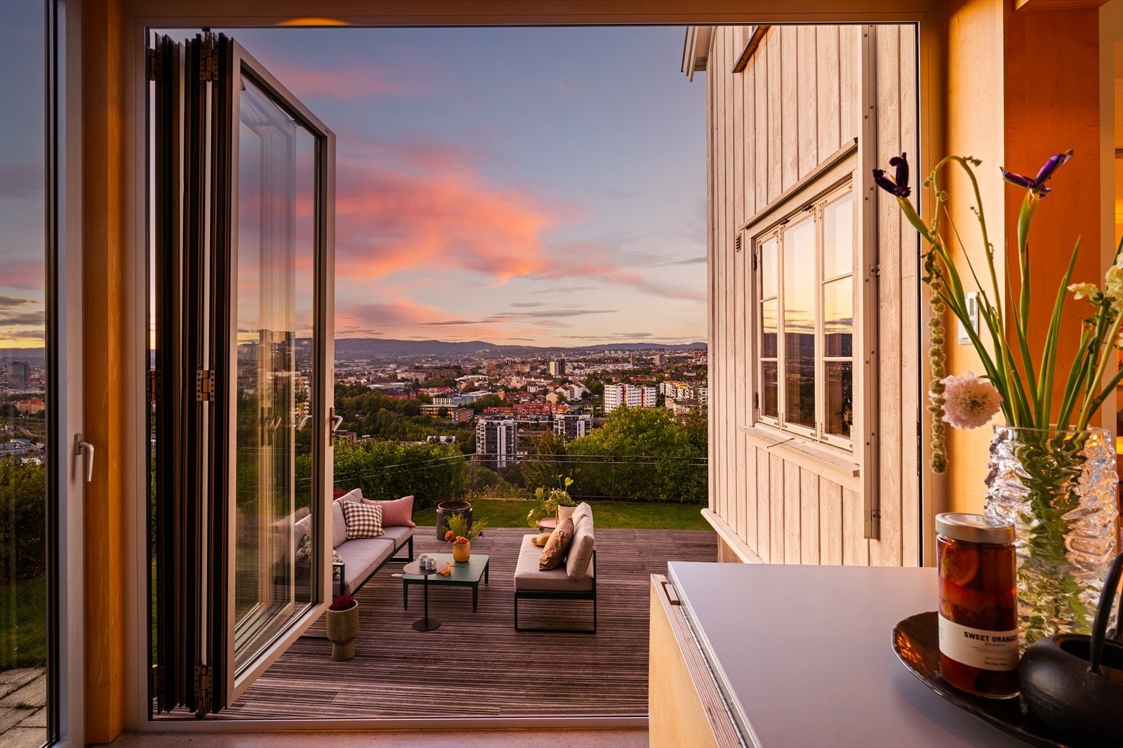 Kjøkkenet har en lun kveldsstemning med utsikt til både terrasse og hage. Galleribilde