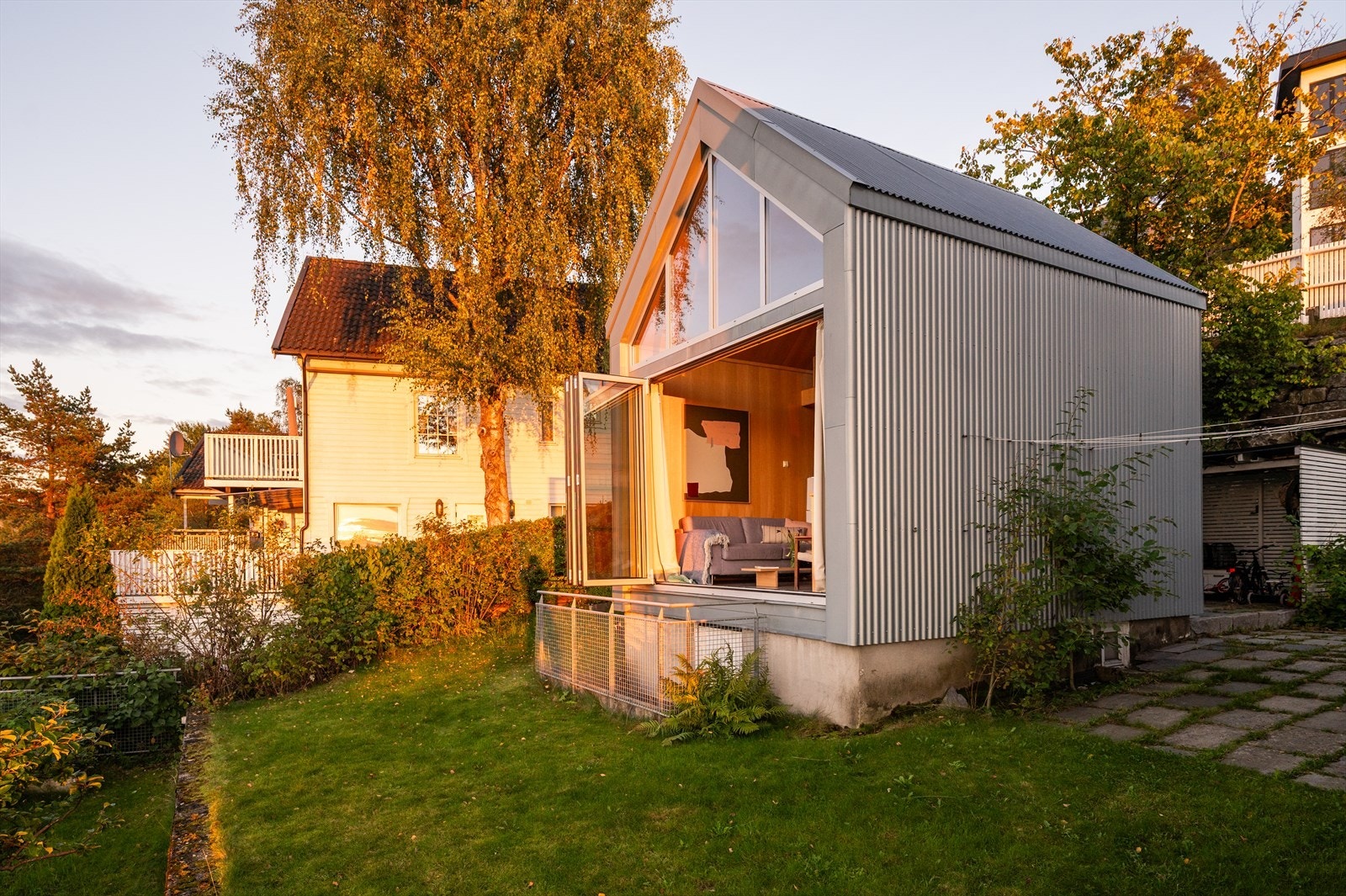 Her har du bl.a. bad og kjøkkenmulighet, samt stor takhøyde og glass på hele endeveggen som rammer inn den unike utsikten. Galleribilde