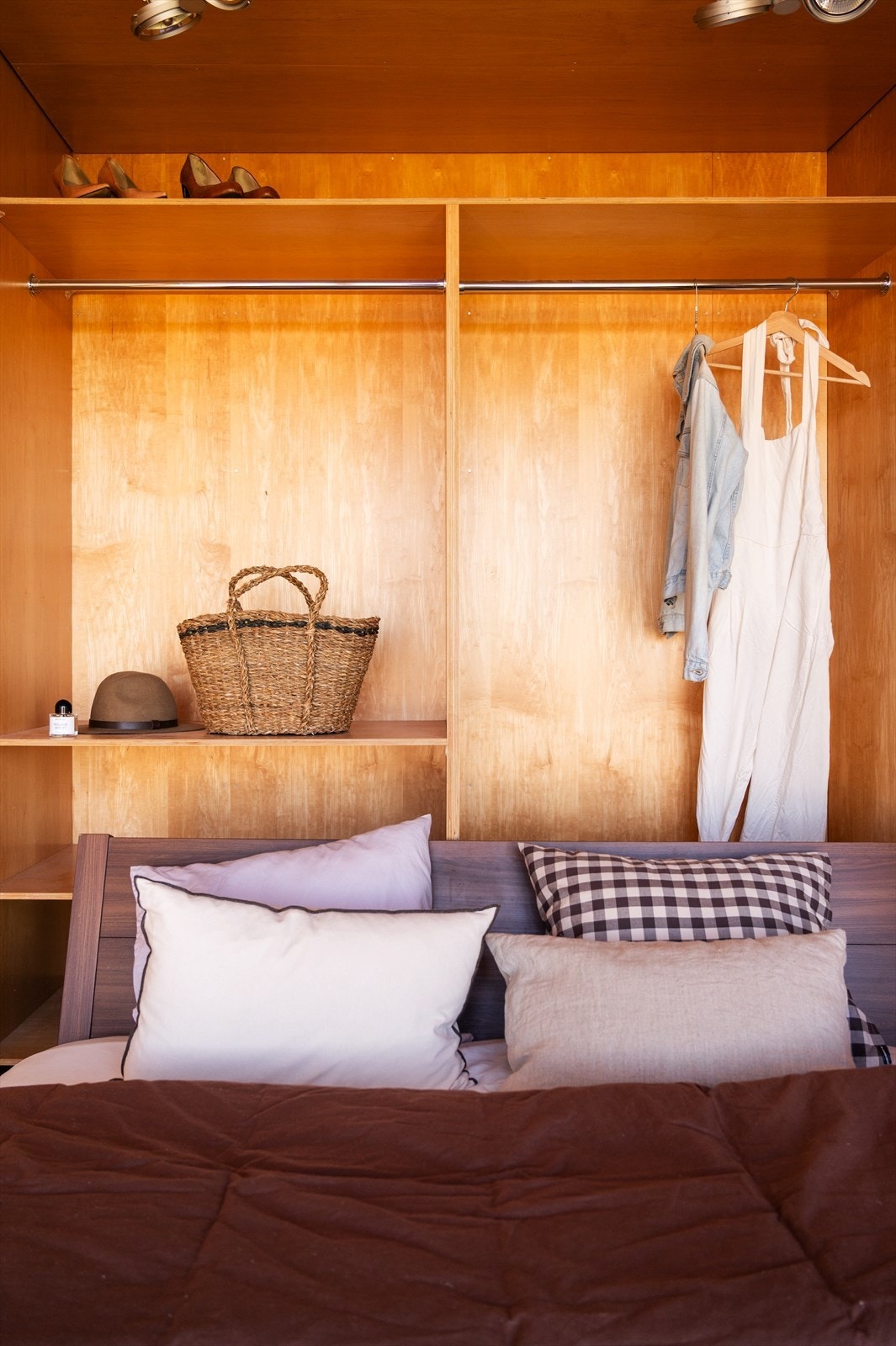 Plassbygget garderobeinnredning som gir både stil og funksjon. Galleribilde