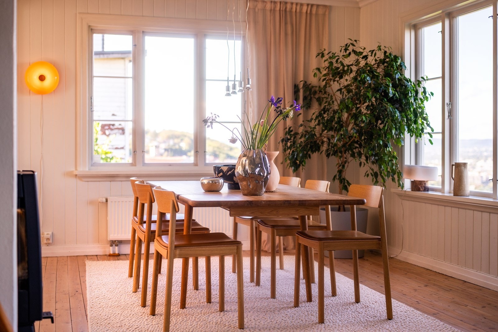 God plass til spisebord, og godt lysinnslipp fra flere himmelretninger. Galleribilde