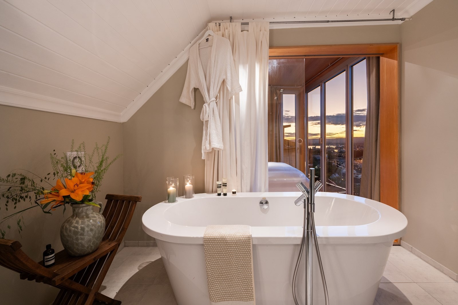 Fra badekaret kan du også nyte den flotte utsikten over byen via skyvedør i glass til soverom 1 og videre ut via de store glassdørene. Galleribilde