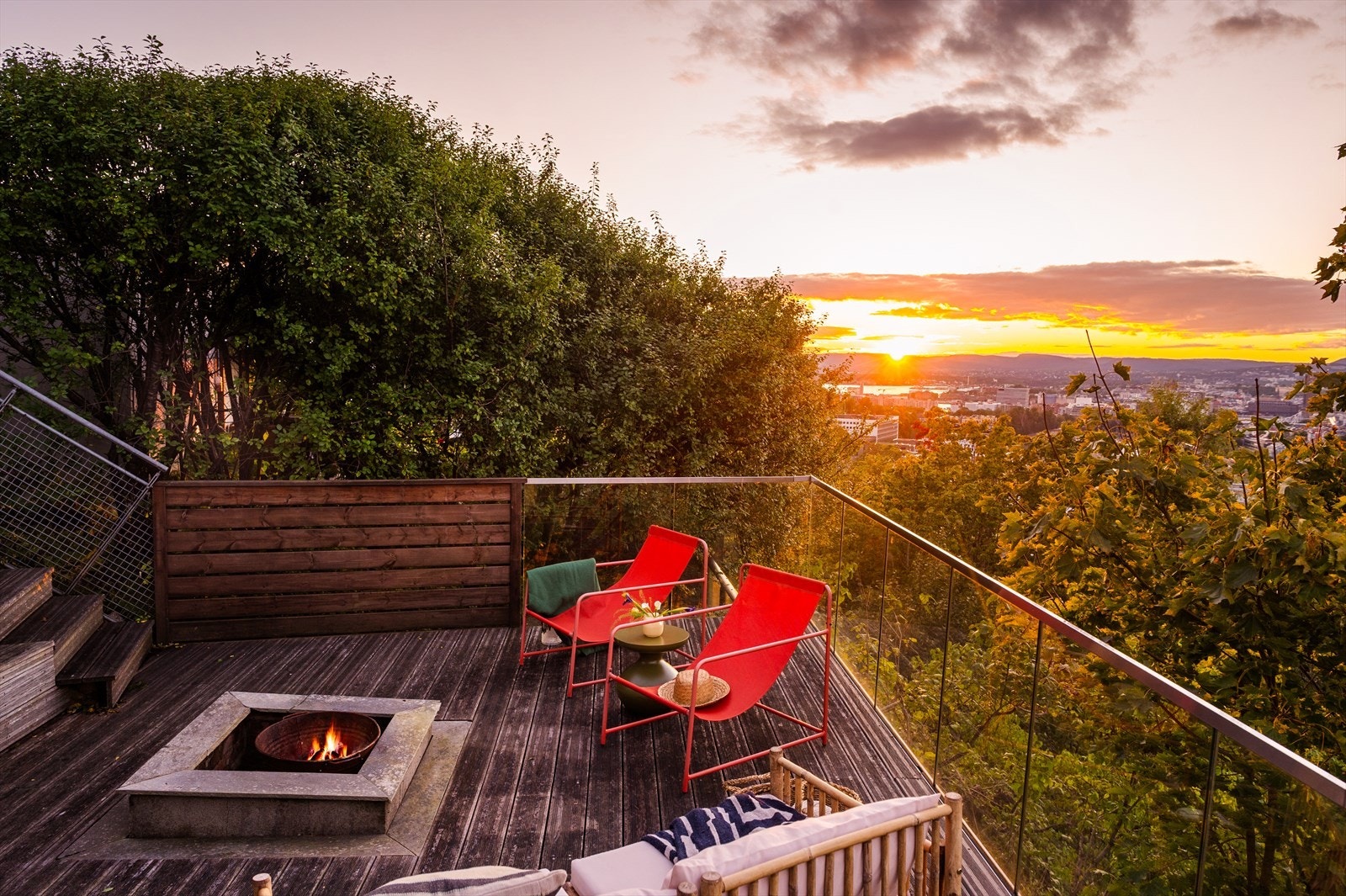 Fra eiendommen har du bare noen få meter til skog og friområder med flotte turmuligheter for alle aldersgrupper. Galleribilde