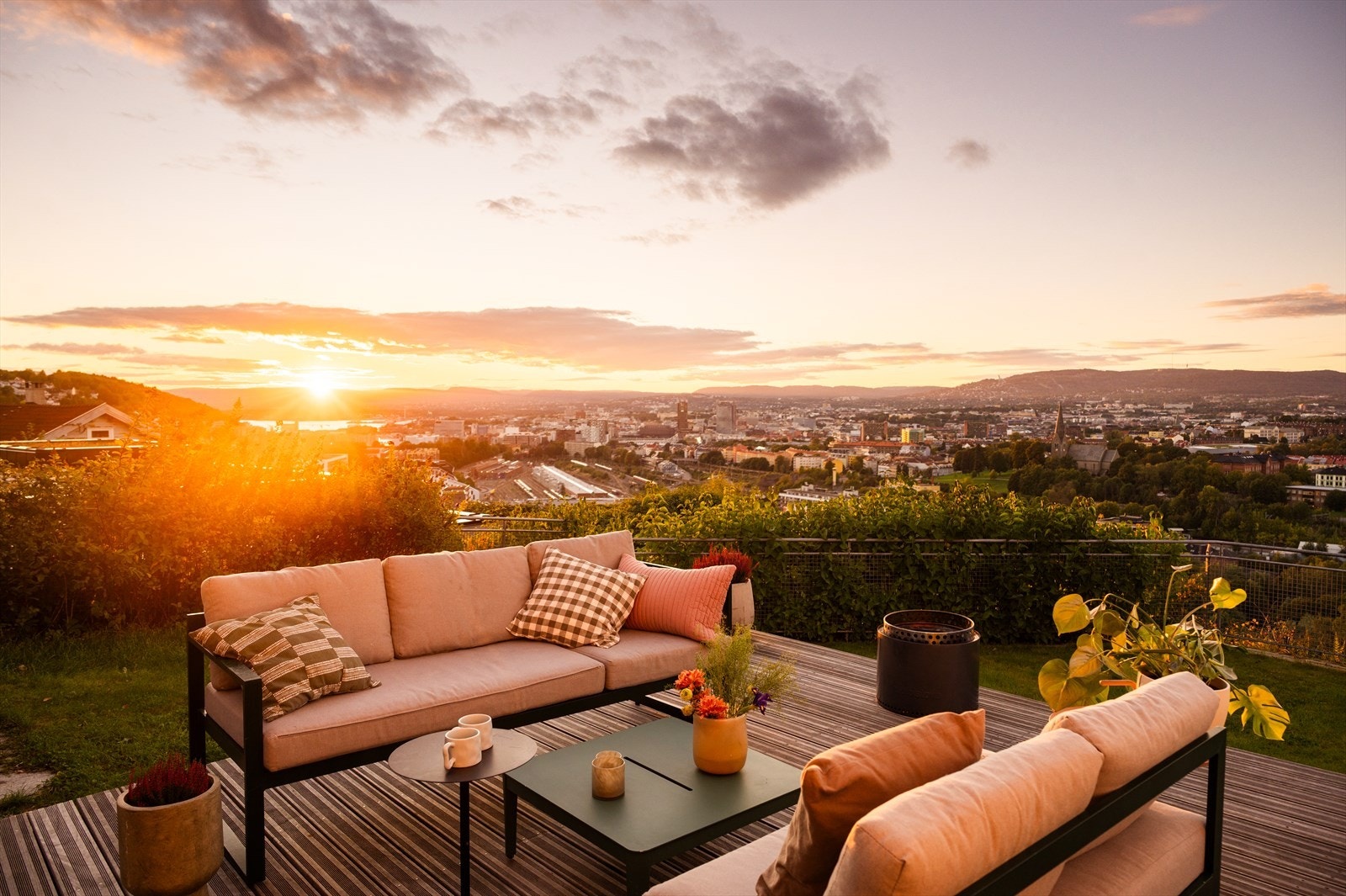Utsikten nytes fra stort sett hele eiendommen, inkludert hage, terrasser, hus og anneks. Galleribilde